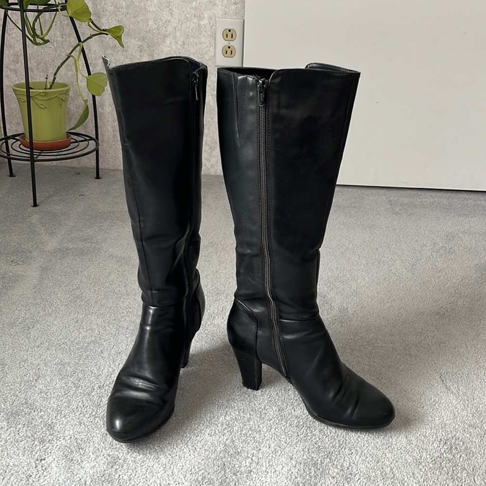 White Mountain Womens black boots, size 7M